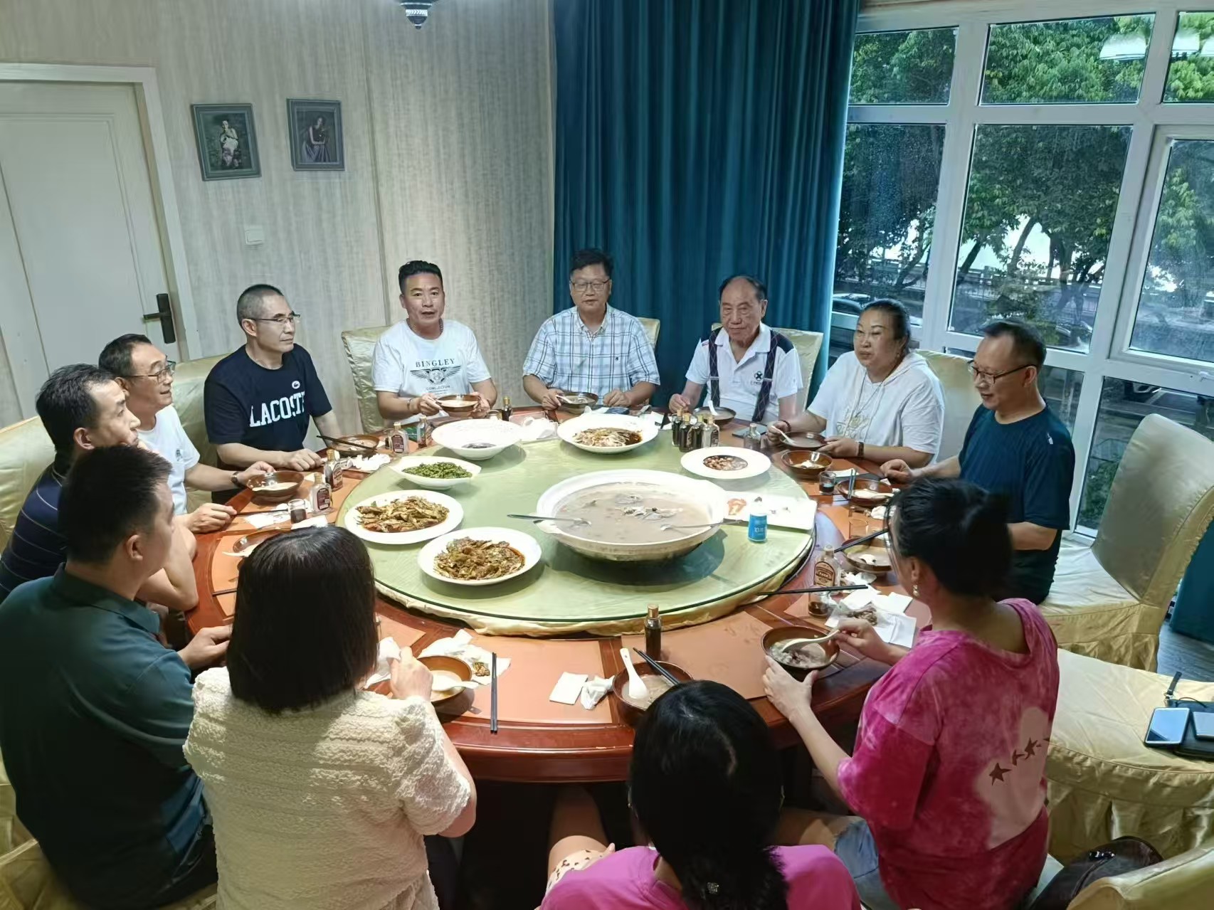 在绵阳康圆家膳酒楼体验药膳汤锅